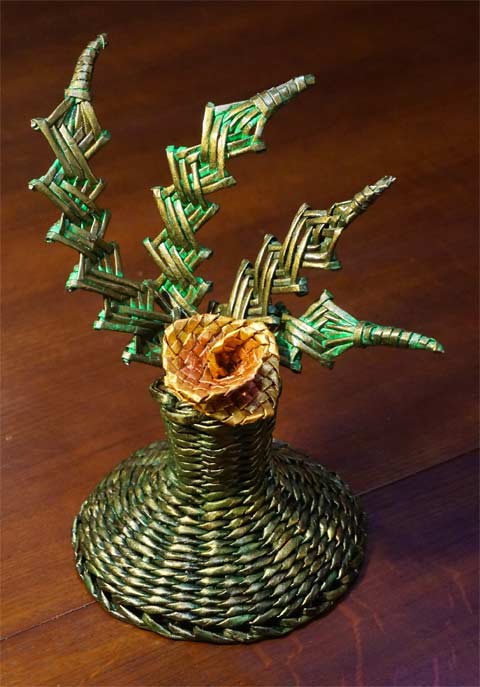 Composicion floral con una rama tejida 2
