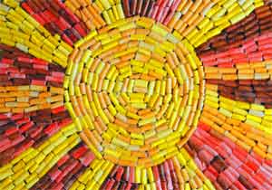 Mosaico de tubitos de periodicos smol
